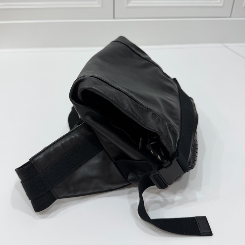 BOTTEGA VENETA 黑 鏤空 牛皮 拉鍊 胸包 胸口包 腰包 斜背包-5