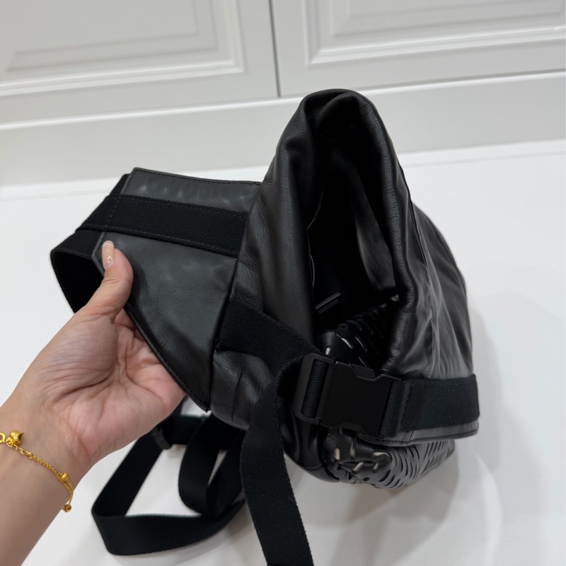 BOTTEGA VENETA 黑 鏤空 牛皮 拉鍊 胸包 胸口包 腰包 斜背包-6