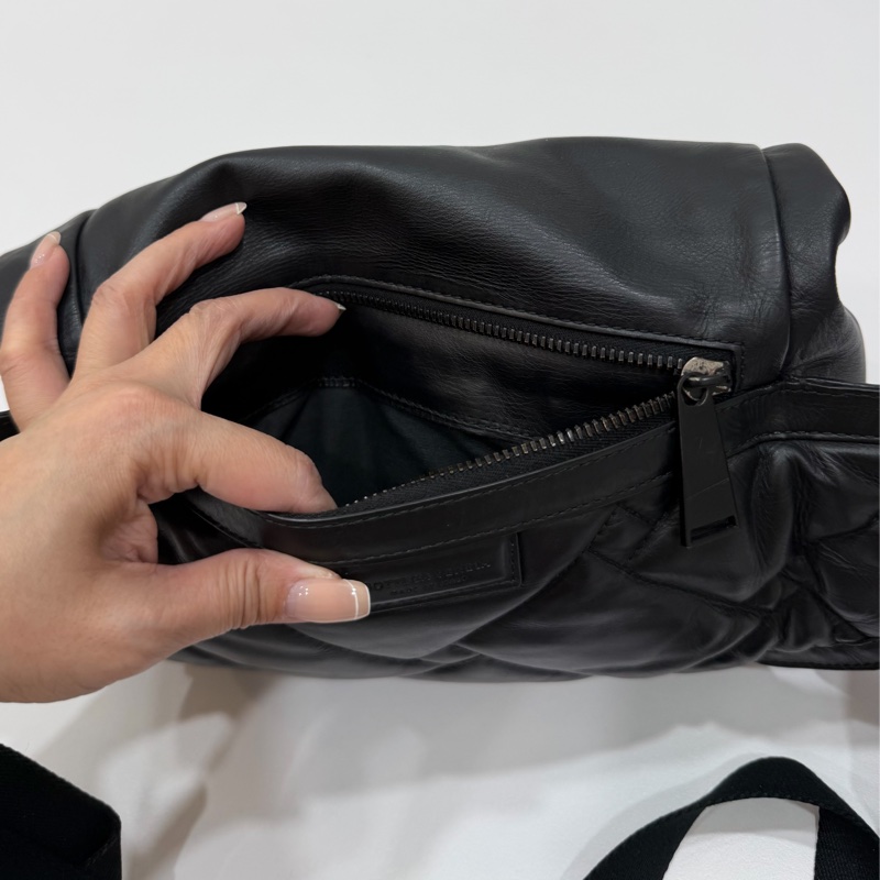 BOTTEGA VENETA 黑 鏤空 牛皮 拉鍊 胸包 胸口包 腰包 斜背包-7