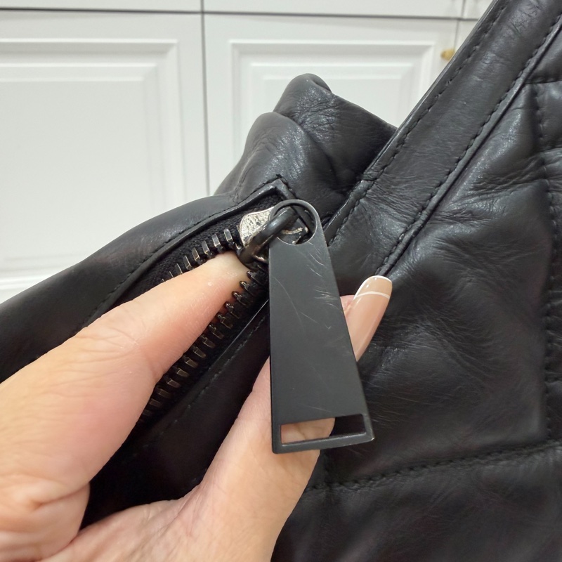 BOTTEGA VENETA 黑 鏤空 牛皮 拉鍊 胸包 胸口包 腰包 斜背包-8
