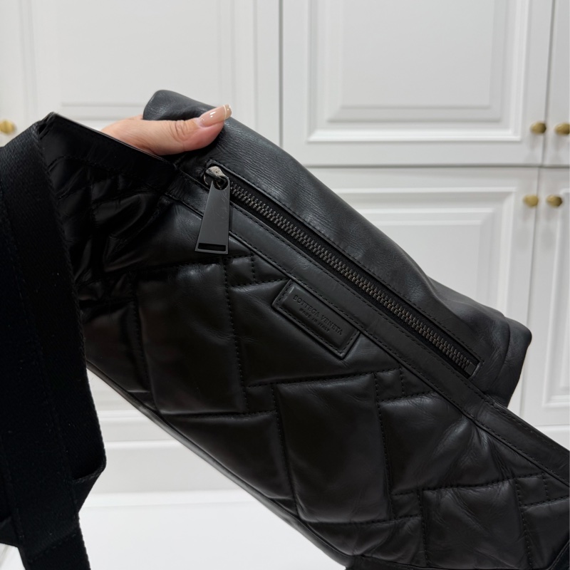 BOTTEGA VENETA 黑 鏤空 牛皮 拉鍊 胸包 胸口包 腰包 斜背包-9