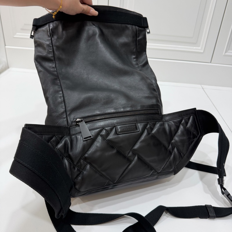 BOTTEGA VENETA 黑 鏤空 牛皮 拉鍊 胸包 胸口包 腰包 斜背包-10