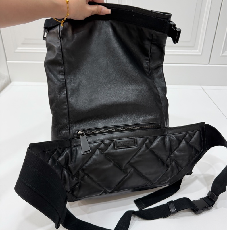 BOTTEGA VENETA 黑 鏤空 牛皮 拉鍊 胸包 胸口包 腰包 斜背包-11