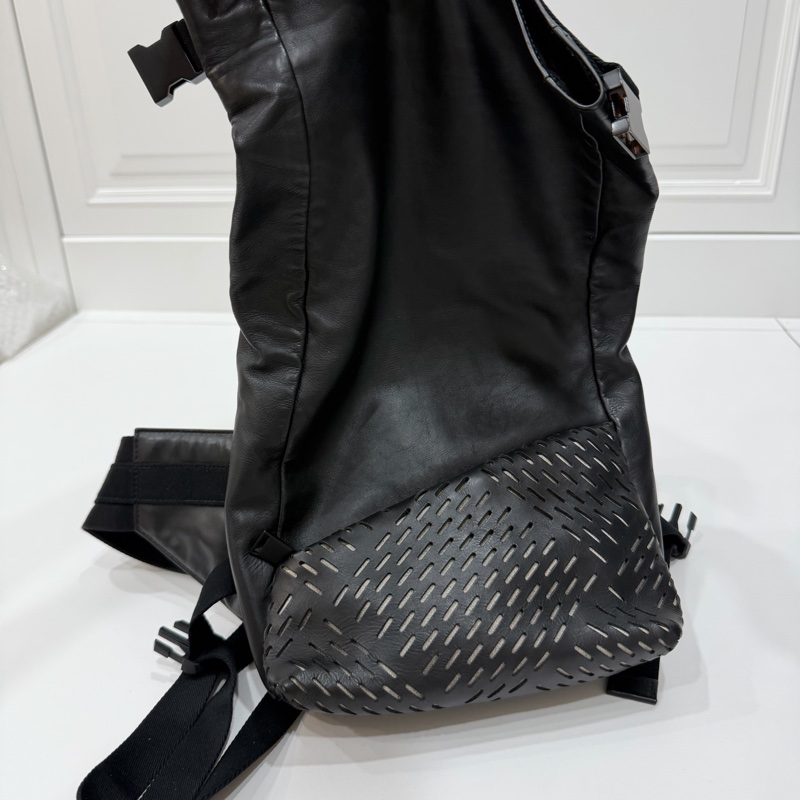 BOTTEGA VENETA 黑 鏤空 牛皮 拉鍊 胸包 胸口包 腰包 斜背包-12