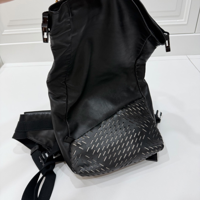 BOTTEGA VENETA 黑 鏤空 牛皮 拉鍊 胸包 胸口包 腰包 斜背包-13