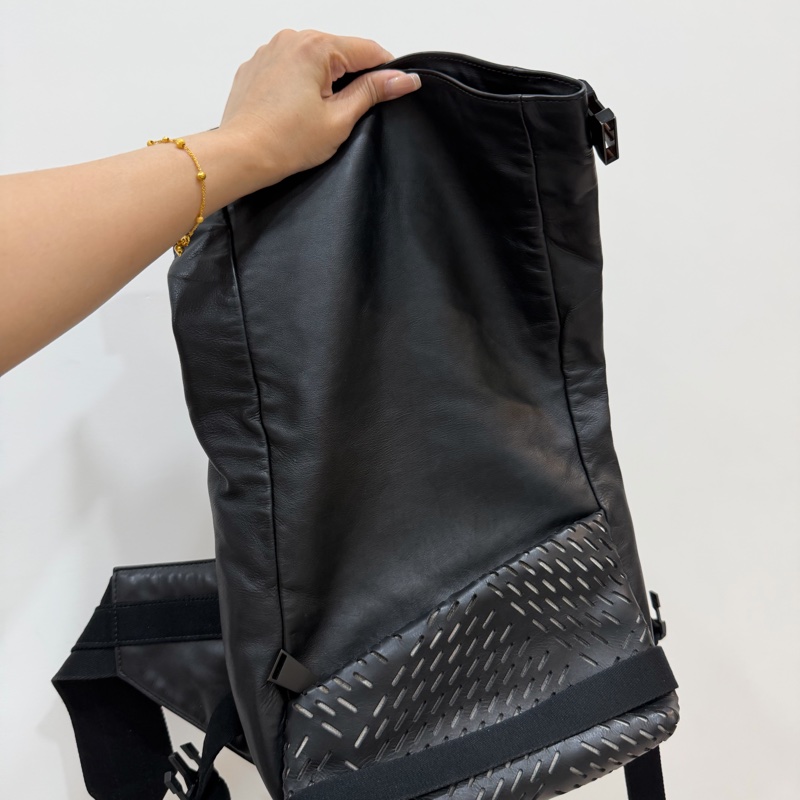 BOTTEGA VENETA 黑 鏤空 牛皮 拉鍊 胸包 胸口包 腰包 斜背包-15