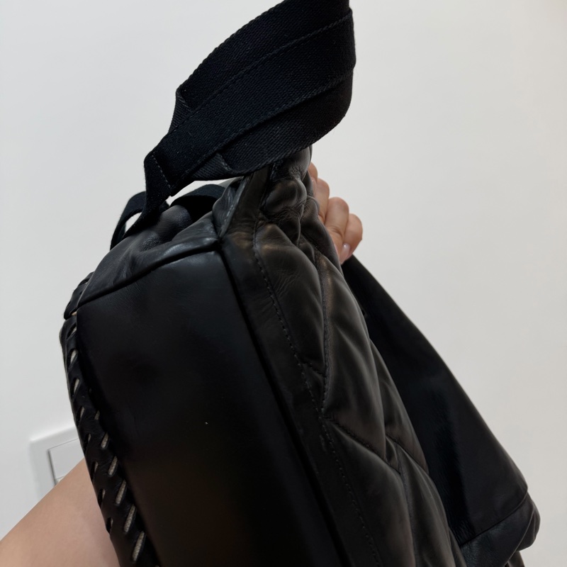 BOTTEGA VENETA 黑 鏤空 牛皮 拉鍊 胸包 胸口包 腰包 斜背包-16