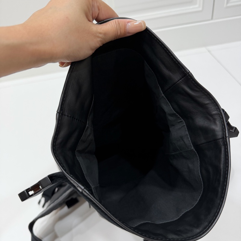 BOTTEGA VENETA 黑 鏤空 牛皮 拉鍊 胸包 胸口包 腰包 斜背包-20