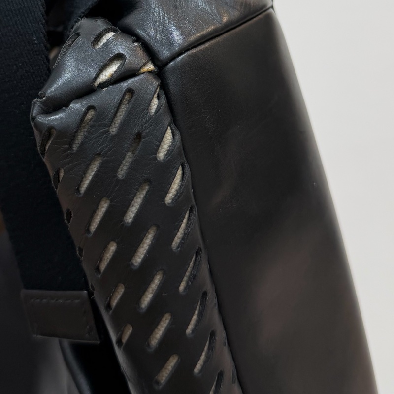 BOTTEGA VENETA 黑 鏤空 牛皮 拉鍊 胸包 胸口包 腰包 斜背包-22