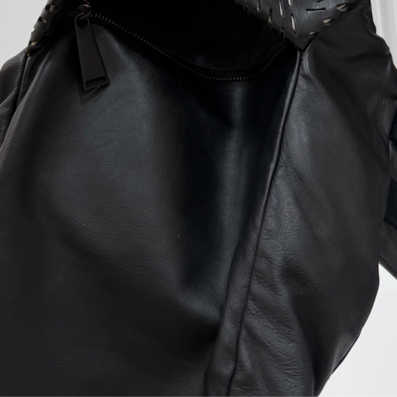 BOTTEGA VENETA 黑 鏤空 牛皮 拉鍊 胸包 胸口包 腰包 斜背包-25