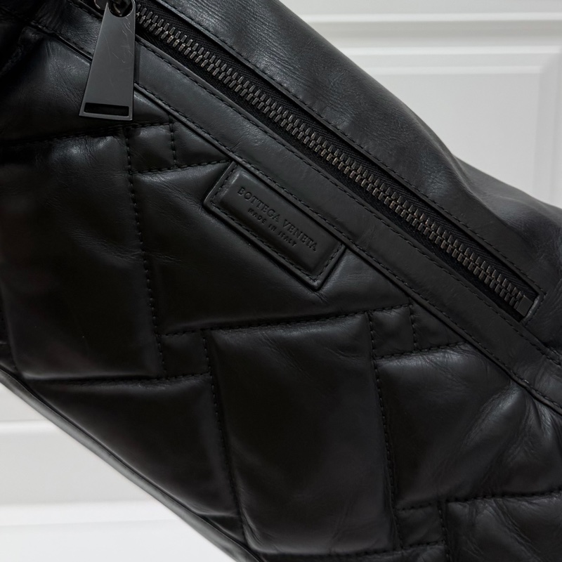 BOTTEGA VENETA 黑 鏤空 牛皮 拉鍊 胸包 胸口包 腰包 斜背包-27