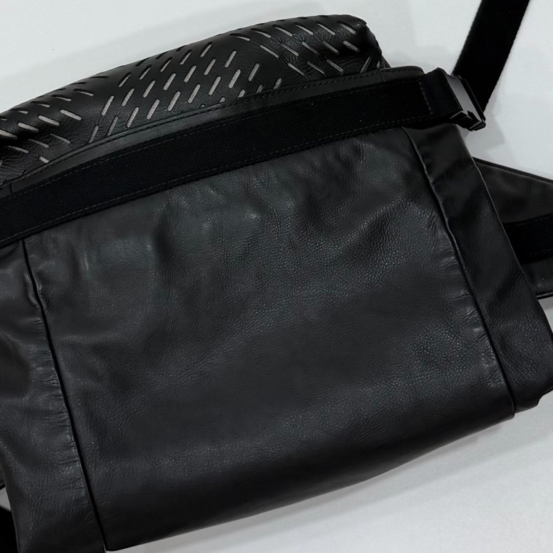 BOTTEGA VENETA 黑 鏤空 牛皮 拉鍊 胸包 胸口包 腰包 斜背包-28