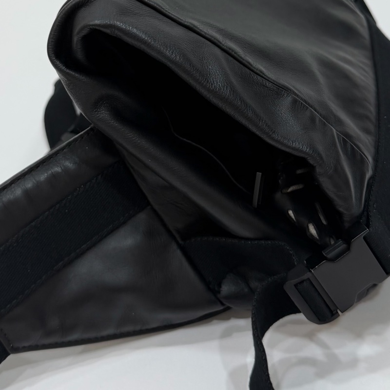 BOTTEGA VENETA 黑 鏤空 牛皮 拉鍊 胸包 胸口包 腰包 斜背包-29