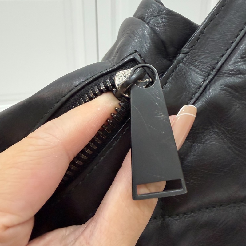 BOTTEGA VENETA 黑 鏤空 牛皮 拉鍊 胸包 胸口包 腰包 斜背包-31