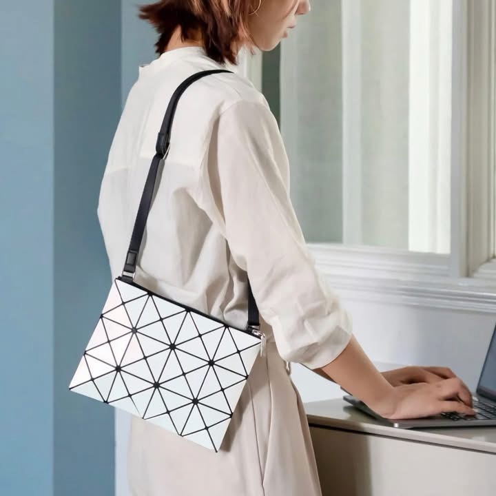 ISSEY MIYAKE  BAOBAO 幾何方格3X4肩斜背扁包(白x灰）-2