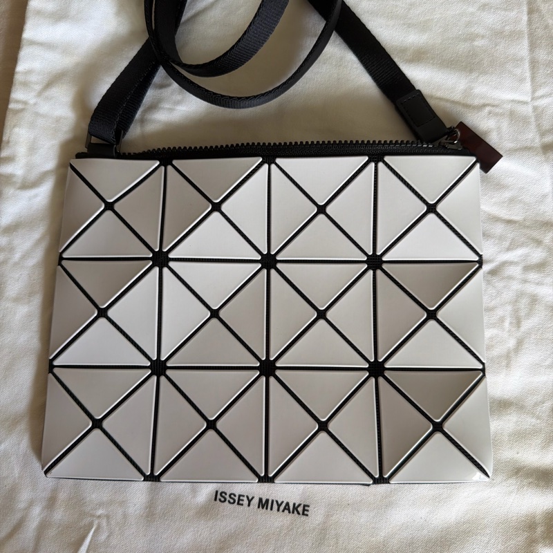 ISSEY MIYAKE  BAOBAO 幾何方格3X4肩斜背扁包(白x灰）-5