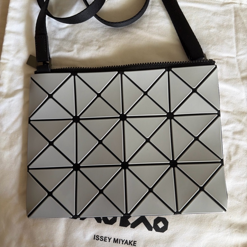 ISSEY MIYAKE  BAOBAO 幾何方格3X4肩斜背扁包(白x灰）-6