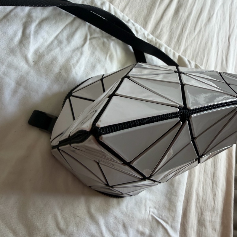 ISSEY MIYAKE  BAOBAO 幾何方格3X4肩斜背扁包(白x灰）-7