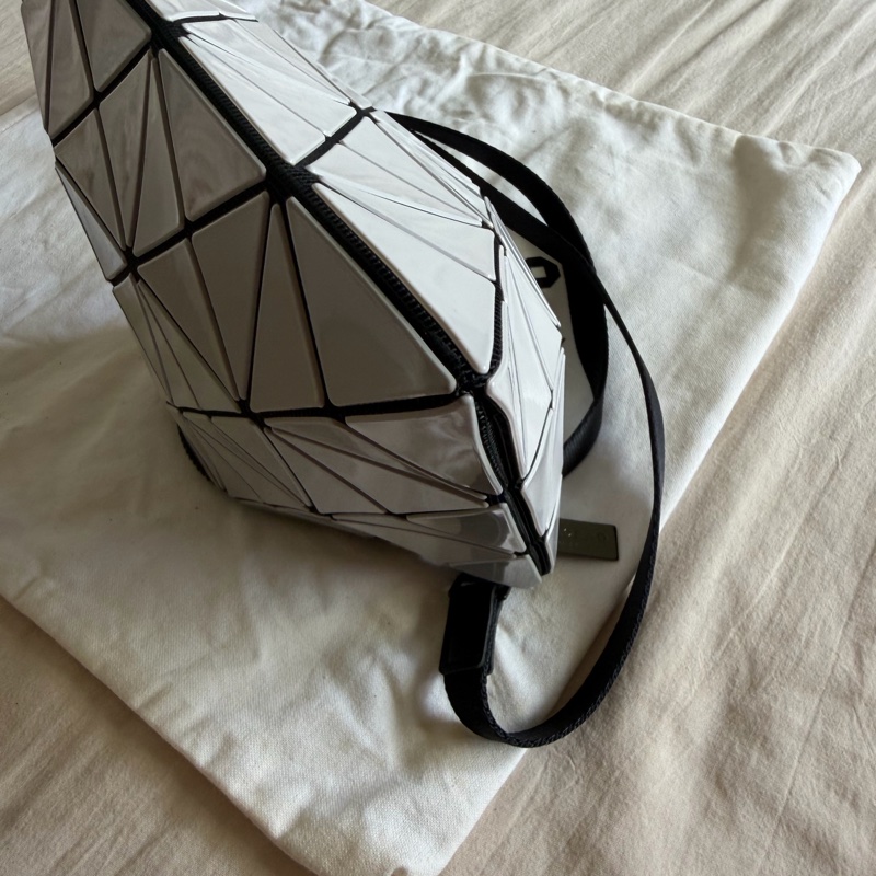 ISSEY MIYAKE  BAOBAO 幾何方格3X4肩斜背扁包(白x灰）-8