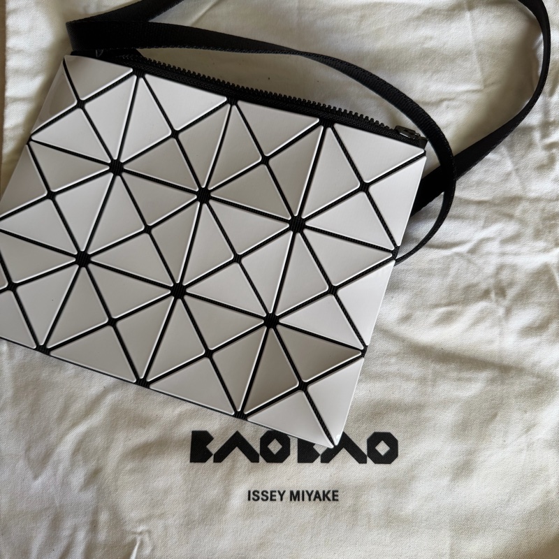 ISSEY MIYAKE  BAOBAO 幾何方格3X4肩斜背扁包(白x灰）-12