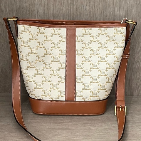 CELINE 賽琳白色凱旋門老花水桶包單肩斜挎包 底18。