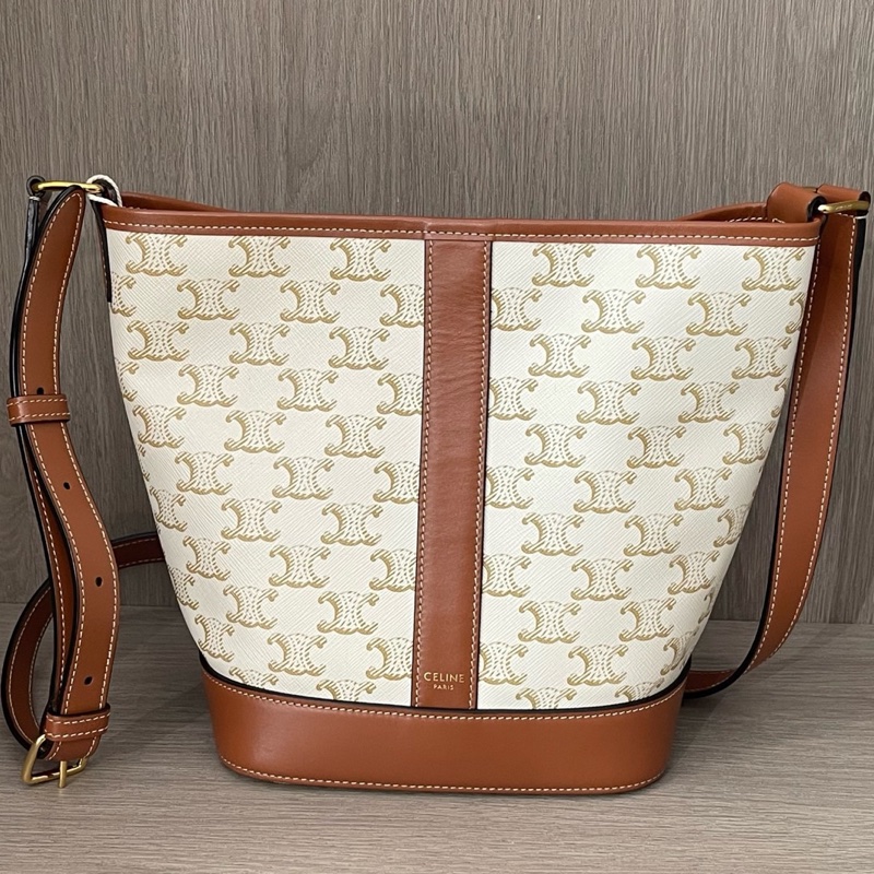 CELINE 賽琳白色凱旋門老花水桶包單肩斜挎包 底18。-1