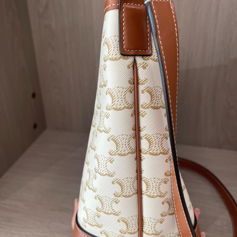 CELINE 賽琳白色凱旋門老花水桶包單肩斜挎包 底18。-2