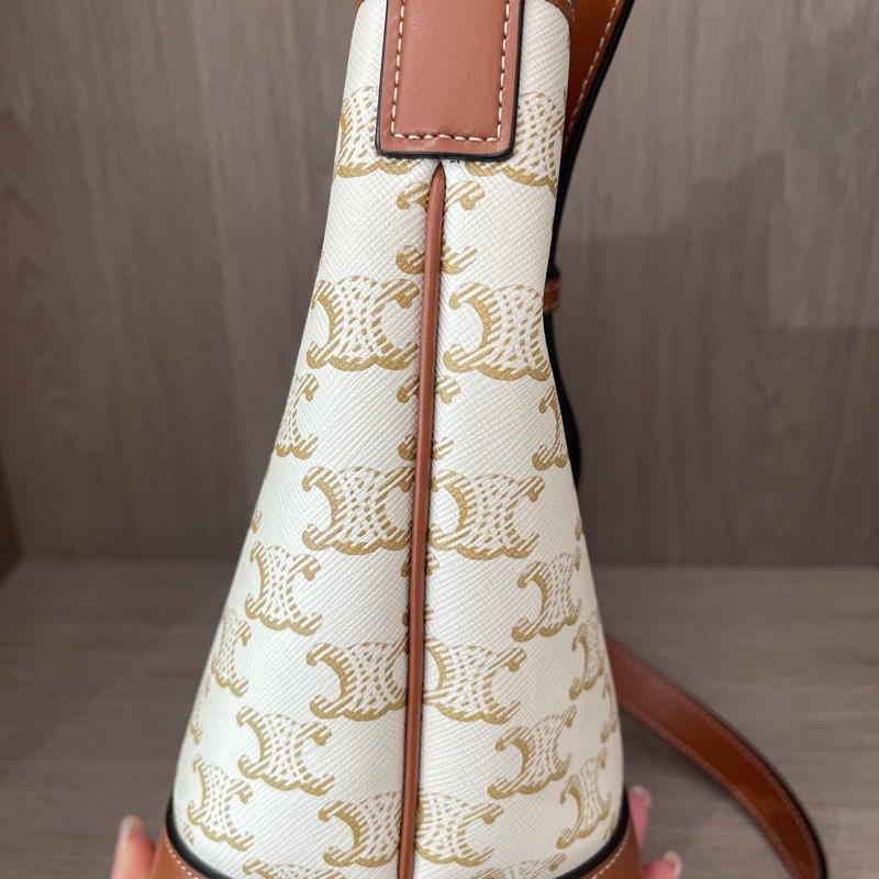 CELINE 賽琳白色凱旋門老花水桶包單肩斜挎包 底18。-3