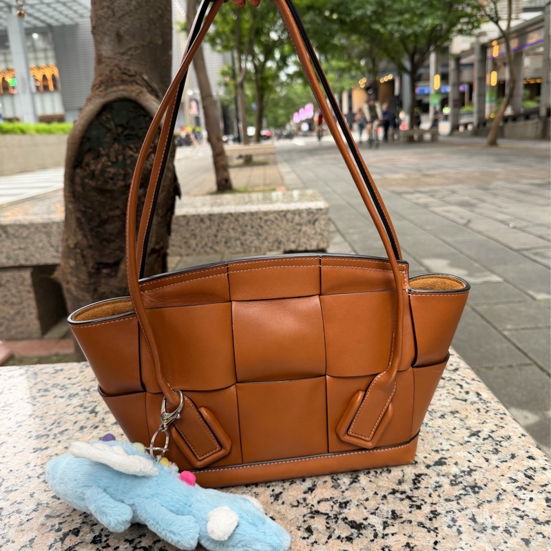 Bottega Veneta-Arco33焦糖色｜中號 手提托特包-1