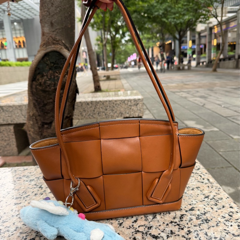 Bottega Veneta-Arco33焦糖色｜中號 手提托特包-6