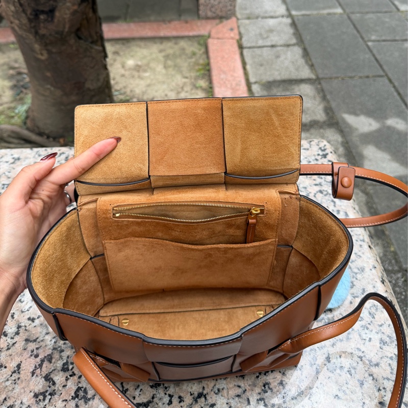 Bottega Veneta-Arco33焦糖色｜中號 手提托特包-8