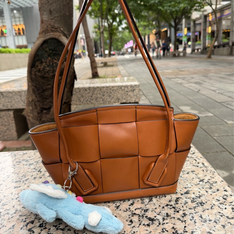 Bottega Veneta-Arco33焦糖色｜中號 手提托特包-10