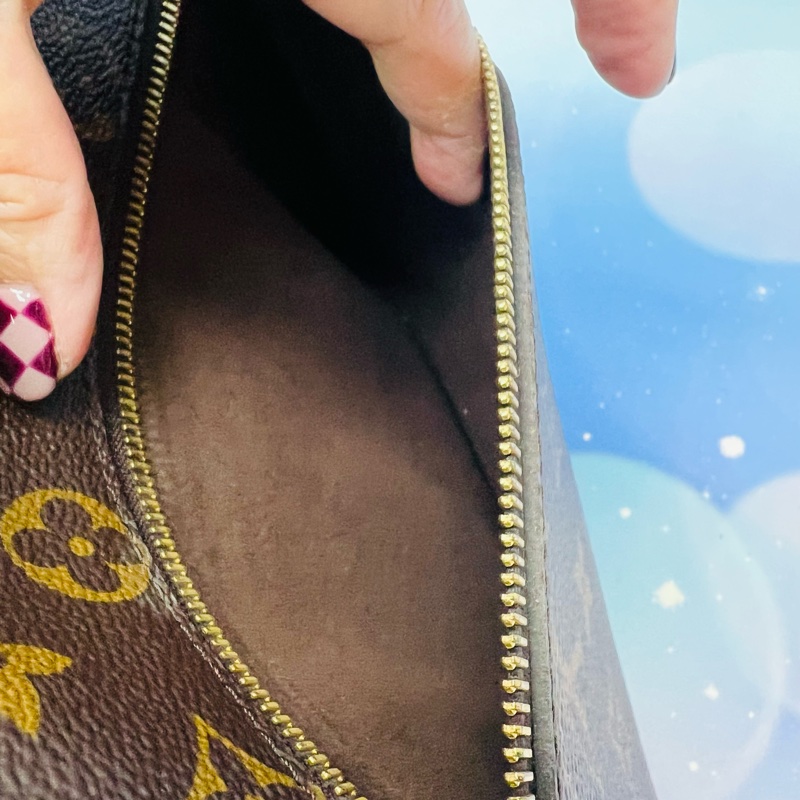 lv老花郵差包-16