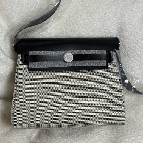 (國外購證🈵全配）全新Hermes mini herbag 黑銀 熊貓 ✨膠膜未撕