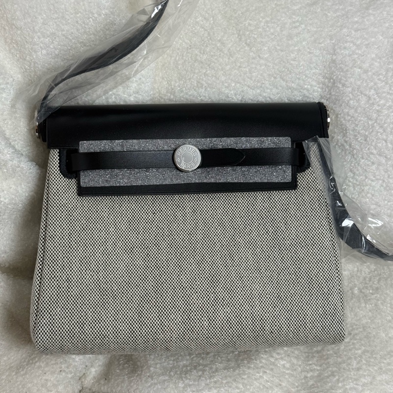 (國外購證🈵全配）全新Hermes mini herbag 黑銀 熊貓 ✨膠膜未撕-0