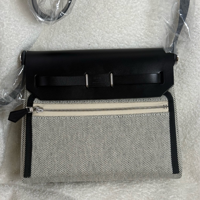 (國外購證🈵全配）全新Hermes mini herbag 黑銀 熊貓 ✨膠膜未撕-1