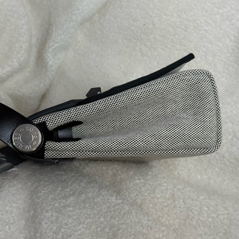 (國外購證🈵全配）全新Hermes mini herbag 黑銀 熊貓 ✨膠膜未撕-3