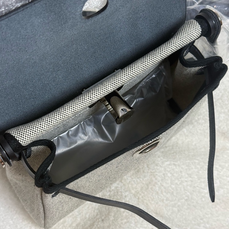 (國外購證🈵全配）全新Hermes mini herbag 黑銀 熊貓 ✨膠膜未撕-4