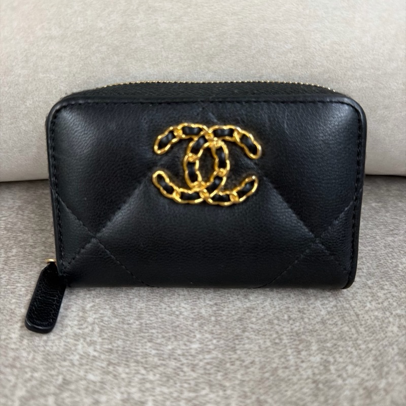 黑金配色的 Chanel 19菱格紋拉鏈零錢包-0