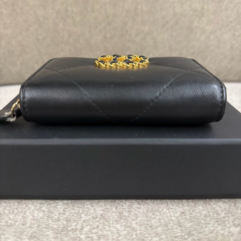 黑金配色的 Chanel 19菱格紋拉鏈零錢包-4