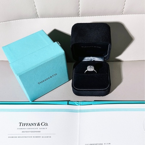 Tiffany蒂芙尼 Soleste系列 鉑金鑲鑽枕形鑽石戒指，美碼 4.5 碼，歐碼 48 號