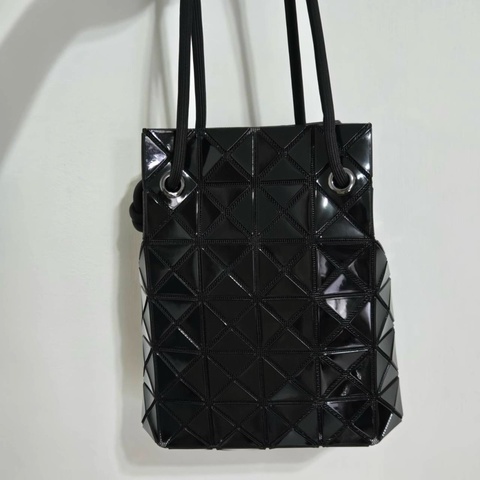 Issey Miyake 三宅一生 BaoBao 水桶包 亮黑色 全新品