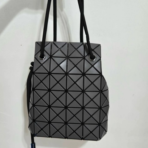 Issey Miyake 三宅一生 BaoBao 墨繩水桶包 霧灰色 全新品
