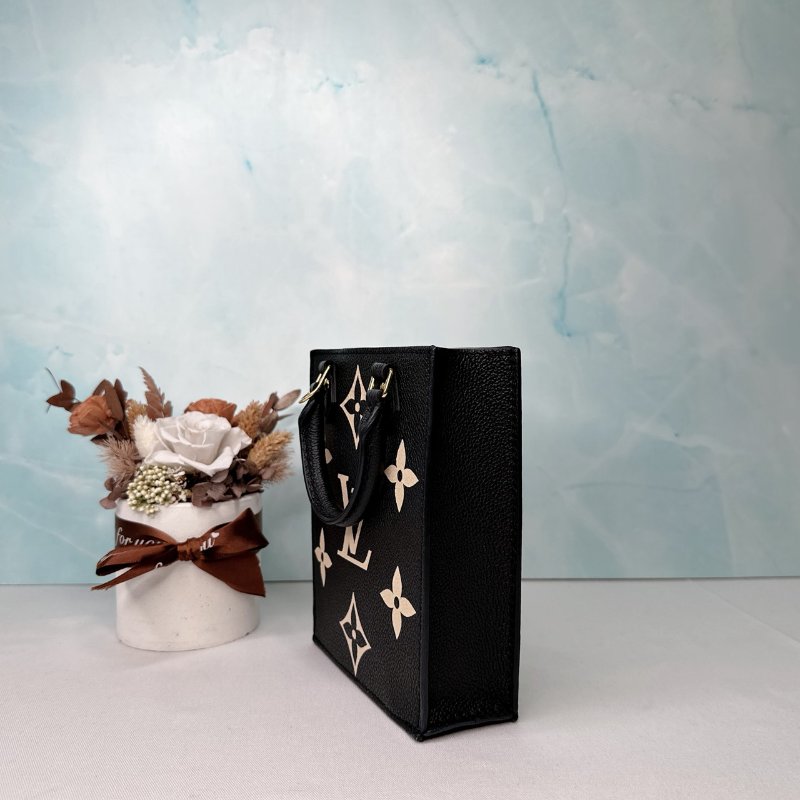 LV Petit Sac Plat壓紋琴譜包-2
