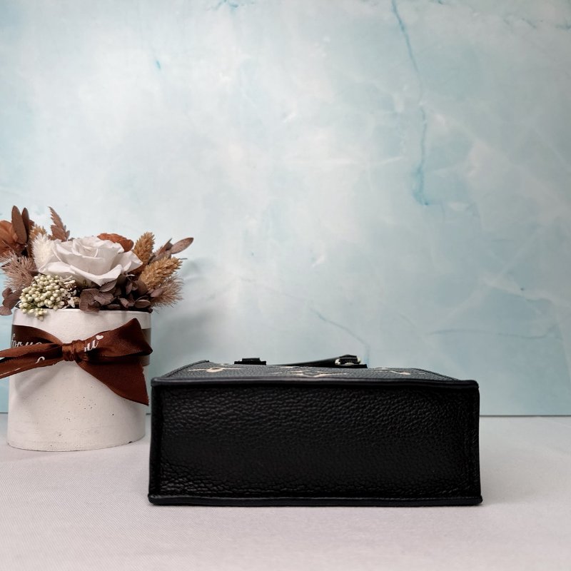 LV Petit Sac Plat壓紋琴譜包-6