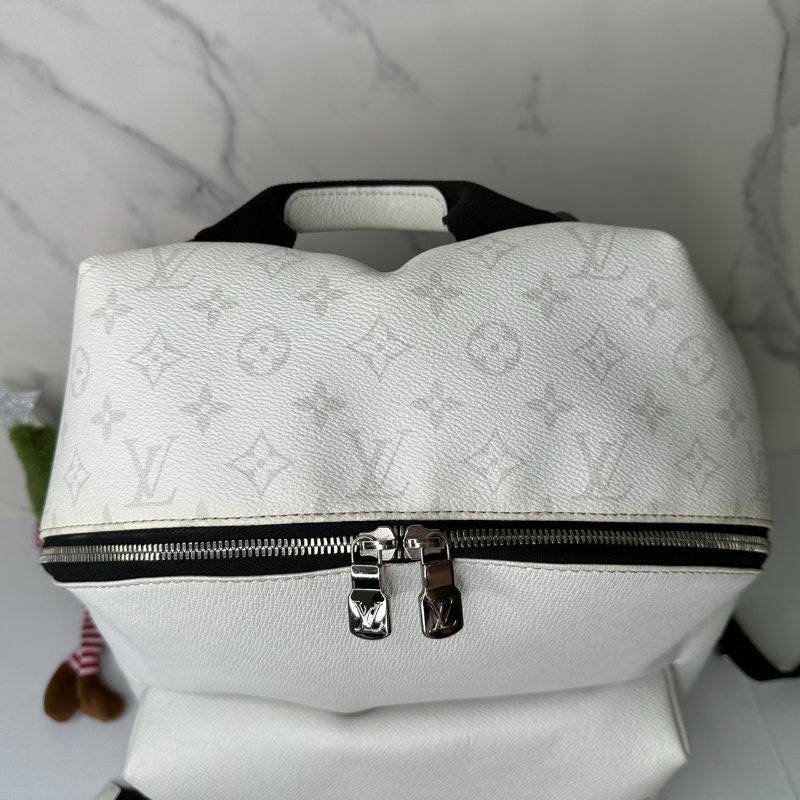 LV Discovery雙肩後背包-8