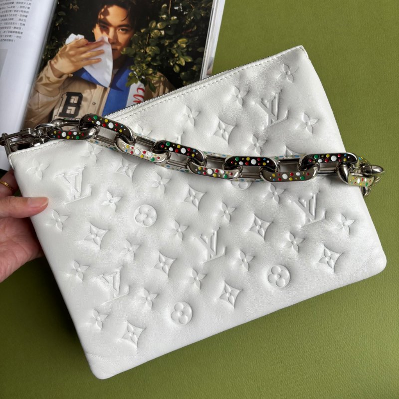 ::Louis Vuitton:: x Yayoi Kusama Coussin PM 草間彌生聯名系列金屬鍊帶 白色壓紋肩背包 鏈帶包-0