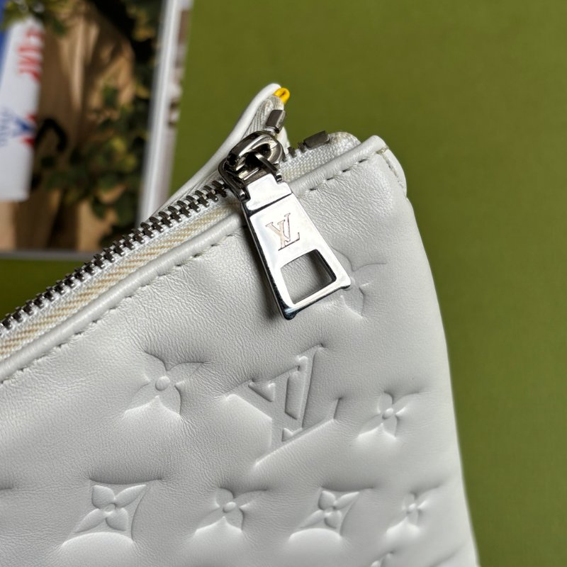 ::Louis Vuitton:: x Yayoi Kusama Coussin PM 草間彌生聯名系列金屬鍊帶 白色壓紋肩背包 鏈帶包-2