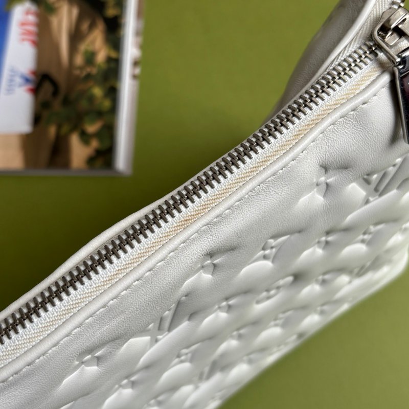 ::Louis Vuitton:: x Yayoi Kusama Coussin PM 草間彌生聯名系列金屬鍊帶 白色壓紋肩背包 鏈帶包-3