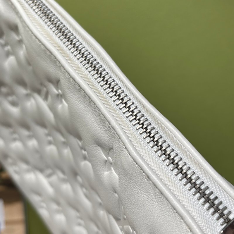 ::Louis Vuitton:: x Yayoi Kusama Coussin PM 草間彌生聯名系列金屬鍊帶 白色壓紋肩背包 鏈帶包-6